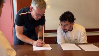 Vincent expliquant une méthode de travail à un étudiant