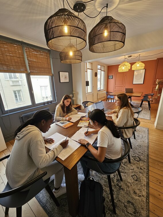 4 lycéennes qui révise le BAC chez Sigma