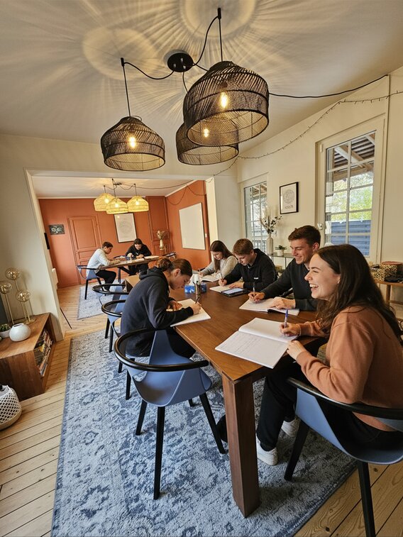 Photo d'un stage avec 6 élèves travaillant dans la joie