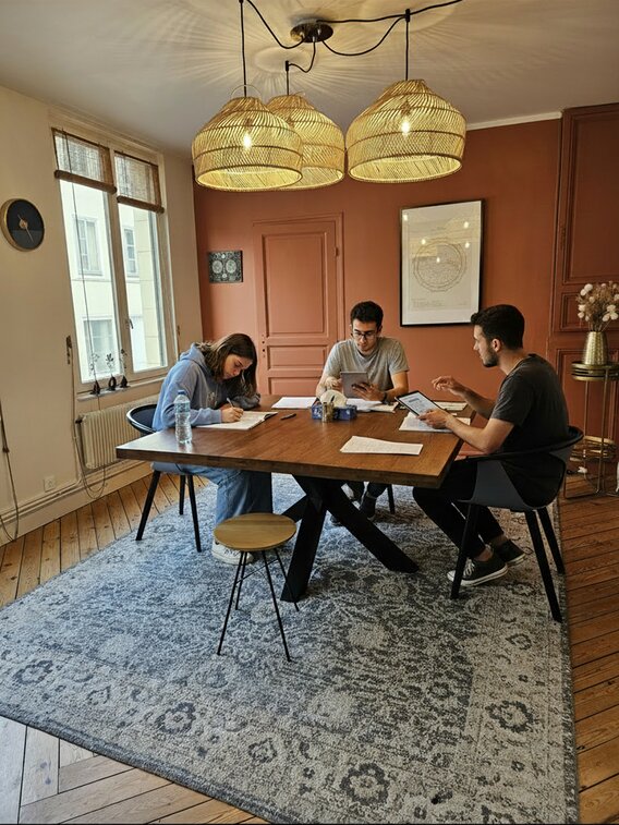 3 étudians qui préparent leur examen POST-BAC chez Sigma